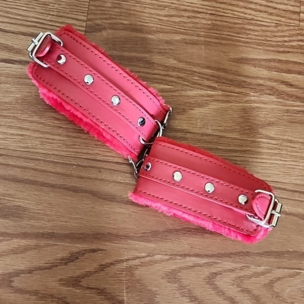 Red furry cuffs‎ New with a chain